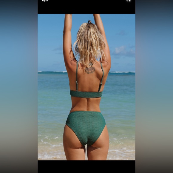 Green Wave V-Neck Bralette & Mid Rise Hipster
Bikini Set - Picture 3 of 7